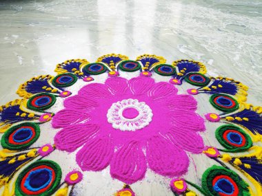 Rangoli- Hint geleneksel güç çizimi. Hindu Diwali Festivali için Renkli Çiçek desenli Tasarım.
