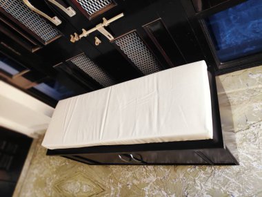 Siyah tahta ayakkabı askısı. Kapalı Ayakkabı Rafı.