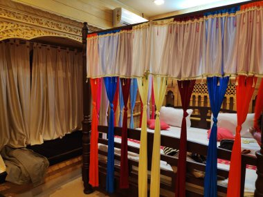 Perdeleri olan güzel dekore edilmiş antika bir yatak. Yatağa odaklan..