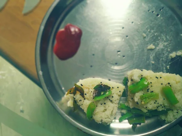 Dhokla Lanche Salgado Indiano Feito Farinha Arroz Originário Gujarat Servido — Fotografia de Stock