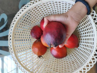 Beyaz sepetteki nar meyveleri.