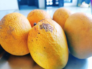 Çelik tabakta mango. Meyve kralı.