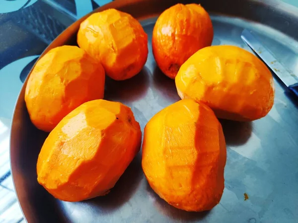 Çelik Tabakta Mango Meyve Kralı — Stok fotoğraf