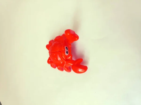 Granchio Plastica Rosso Isolato Sfondo Bianco — Foto Stock