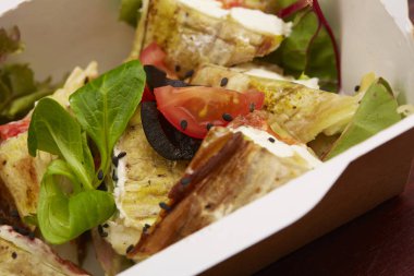 Balık, kiraz domates ve otlar