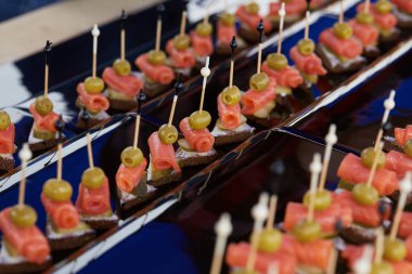 lezzetli aperatifler büfe için sopa üzerinde