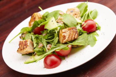 Balık, roka, domates salatası