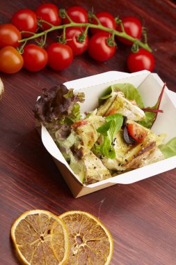 Balık, kiraz domates ve otlar