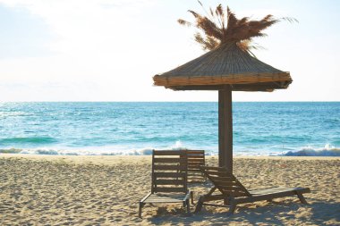 Karadeniz sahil sandalye ve şemsiye ile