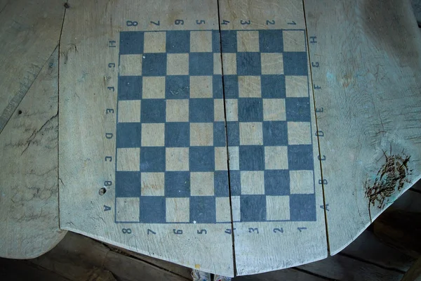 Tablero de ajedrez sobre mesa de madera — Foto de Stock