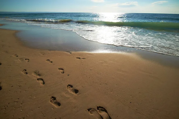 Impronte sulla sabbia sulla spiaggia — Foto Stock