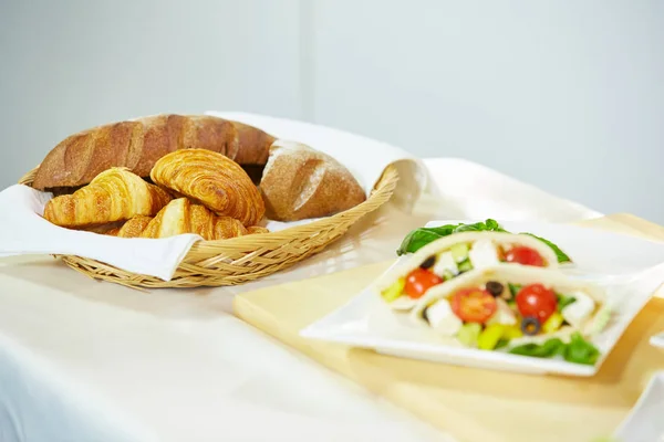 Croissants y pastelería en cesta — Foto de Stock