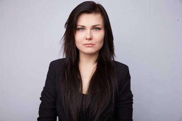 블랙 재킷에 갈색 머리 여자 — 스톡 사진