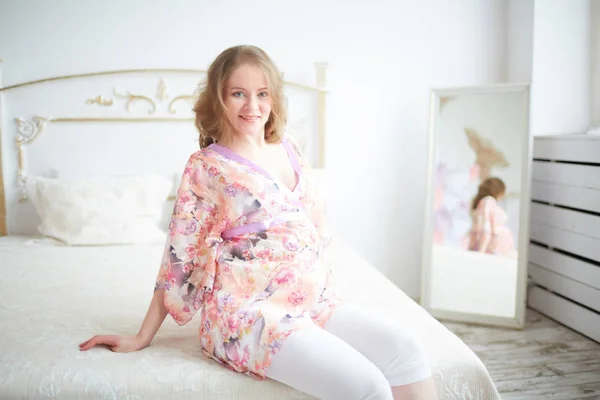 Femme enceinte dans la chambre — Photo