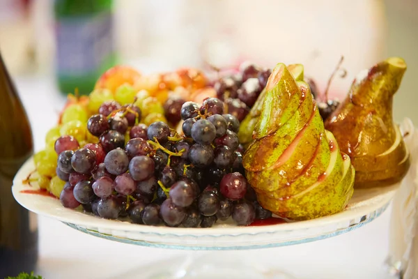 皿の上の果物デザート — ストック写真