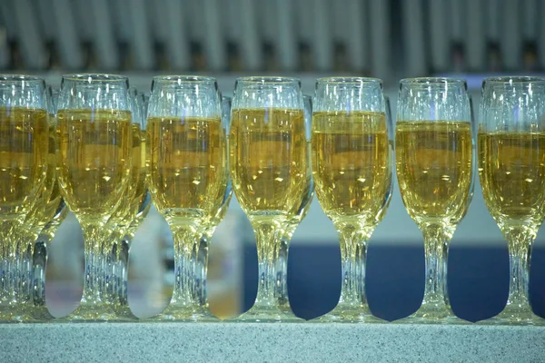 Set van glazen met wijn buffet — Stockfoto
