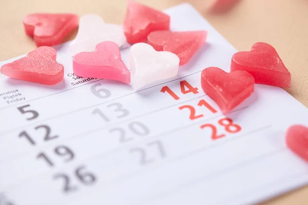 Серця на День святого Валентина за календарем — стокове фото