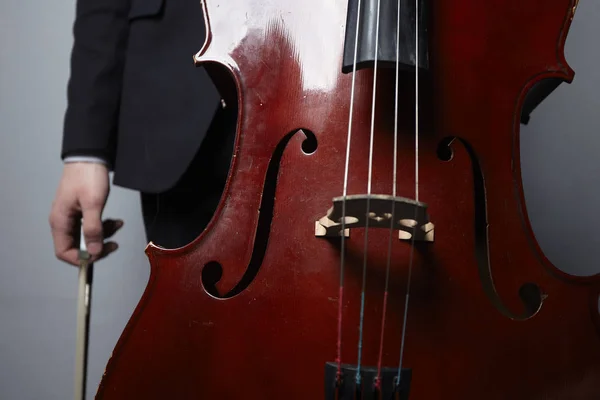 Músico homem com violoncelo — Fotografia de Stock