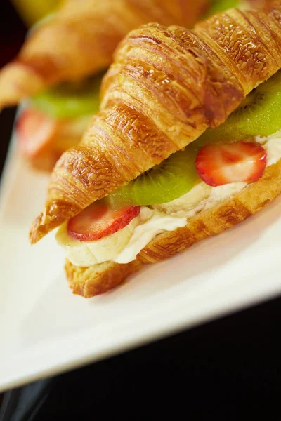 Obstcroissant mit Erdbeeren und Kiwi — Stockfoto