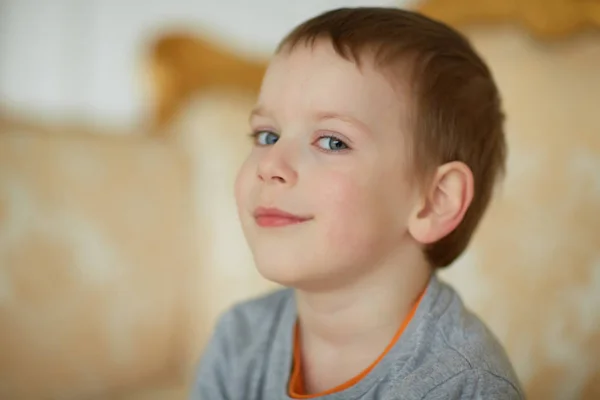 Mooie jongen lachend — Stockfoto