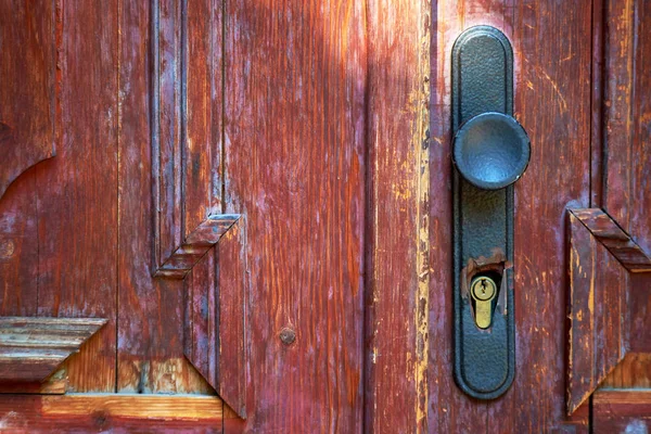 Stare drzwi z klamką — Zdjęcie stockowe