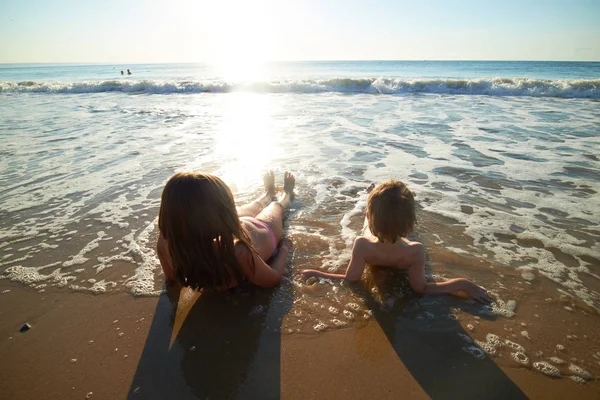 Fiú és lány a tengerparton — Stock Fotó