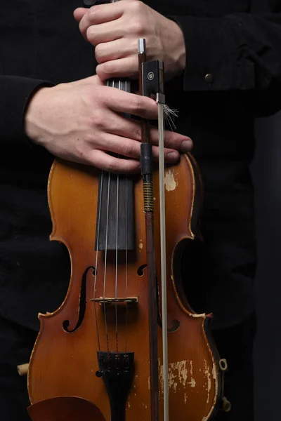 Homem segurando instrumento de violino — Fotografia de Stock