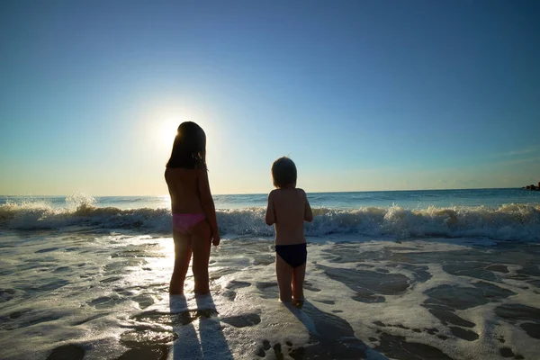 Мальчик и девочка на море — стоковое фото