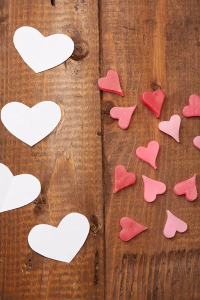 Corações de papel no Dia dos Namorados — Fotografia de Stock