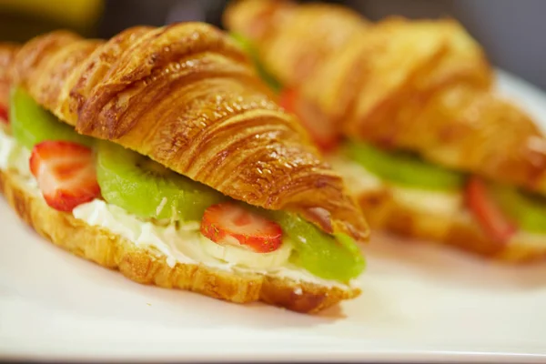 Obstcroissant mit Erdbeeren und Kiwi — Stockfoto