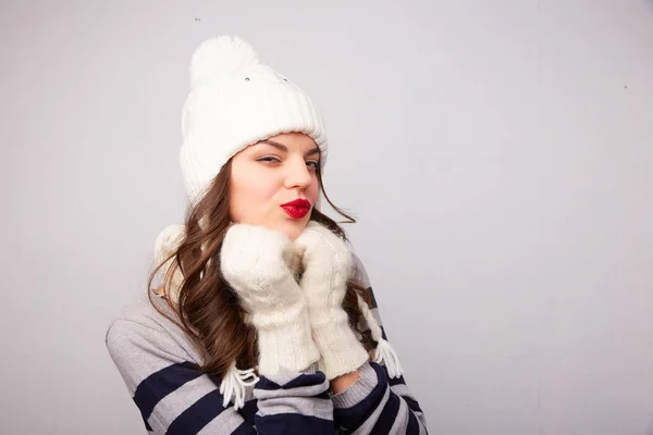 Menina usando chapéu de inverno, cachecol, mitenes — Fotografia de Stock