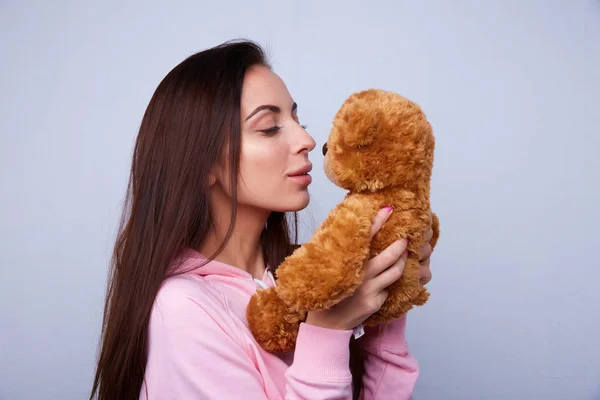 女の子はクマのぬいぐるみで遊んでください。 — ストック写真