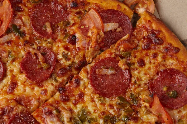Leckere italienische Pizza mit Würstchen — Stockfoto