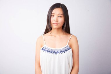 Çinli kadın gülümsüyor 