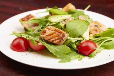 Balık, roka, domates salatası