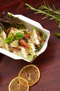 Balık, kiraz domates ve otlar