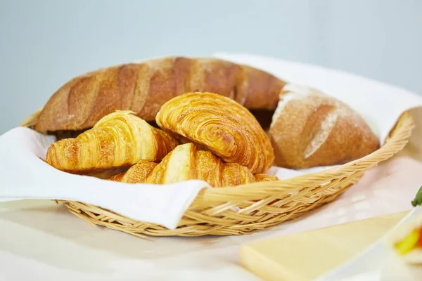 Croissanty a pečivo v košíku — Stock fotografie