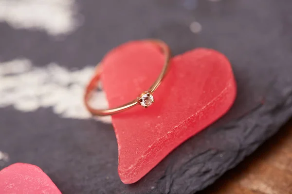 Valentin-nap arany gyűrű — Stock Fotó