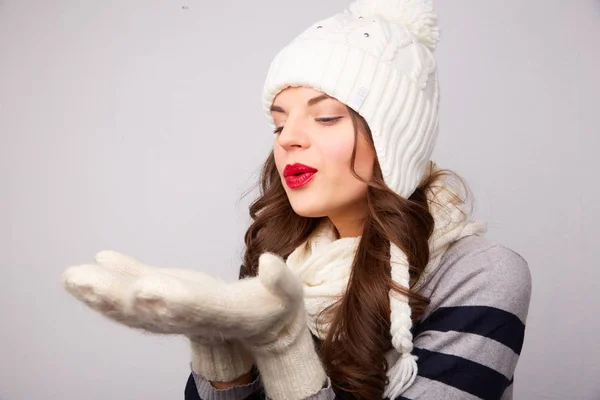 Het dragen van de winter hoed, sjaal, wanten meisje — Stockfoto