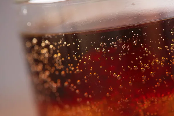 Coca-cola com gelo em vidro — Fotografia de Stock