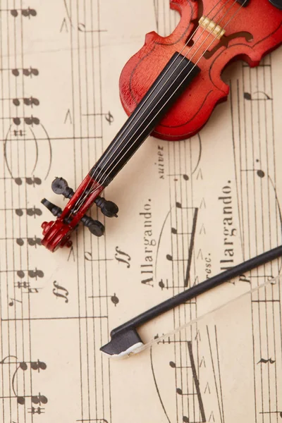 Geige auf dem Hintergrund der Noten — Stockfoto