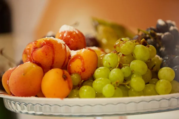 皿の上の果物デザート — ストック写真