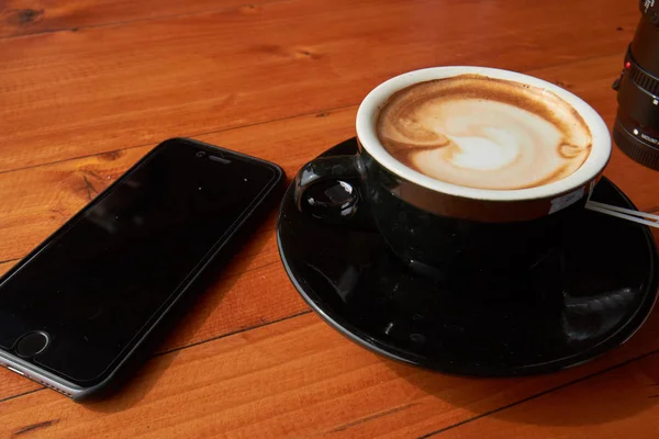 Xícara de café e telefone — Fotografia de Stock