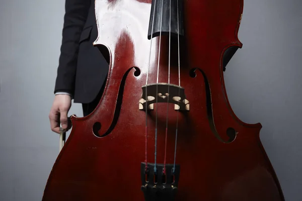 Muž hudebník s violoncello — Stock fotografie