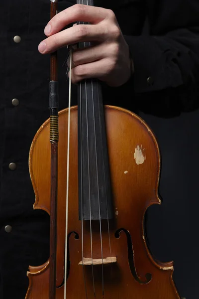 ヴァイオリン楽器を抱きかかえた — ストック写真