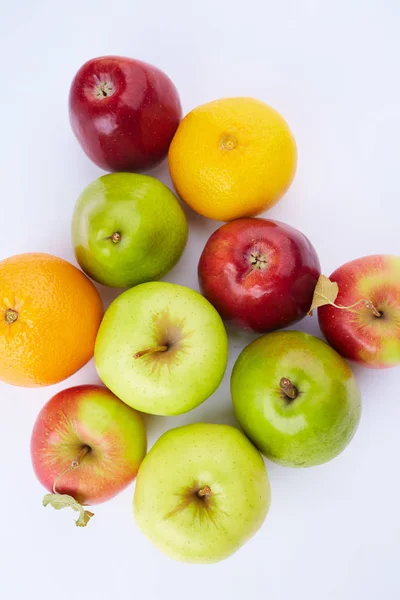 Különböző friss nyers gyümölcsök — Stock Fotó