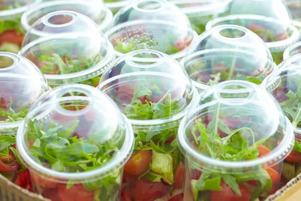 Збирати салати в чашках — стокове фото