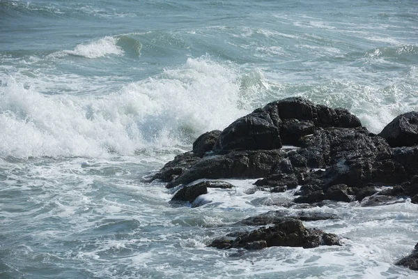 Хвилі на морському пляжі — стокове фото