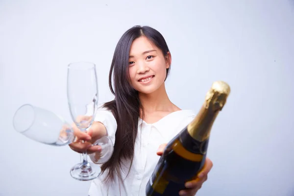 Femme chinoise avec champagne et verres — Photo