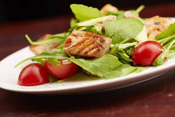 Salada com peixe, rúcula, tomate cereja — Fotografia de Stock